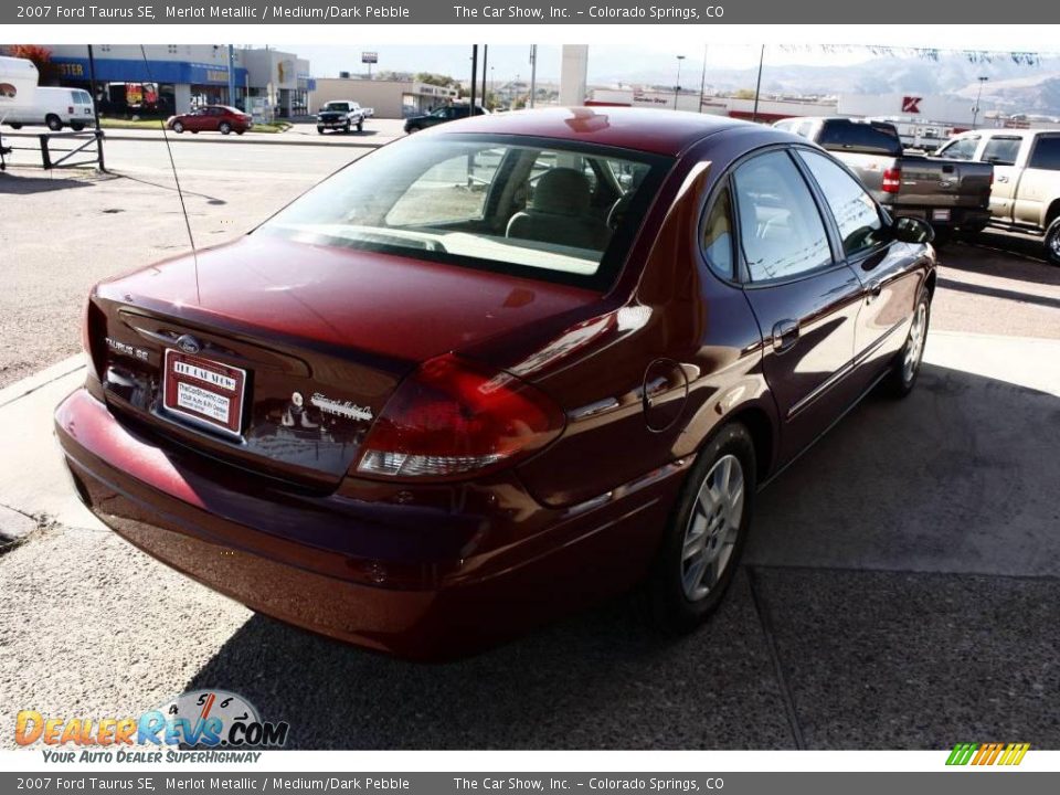 2007 Ford Taurus SE Merlot Metallic / Medium/Dark Pebble Photo #4