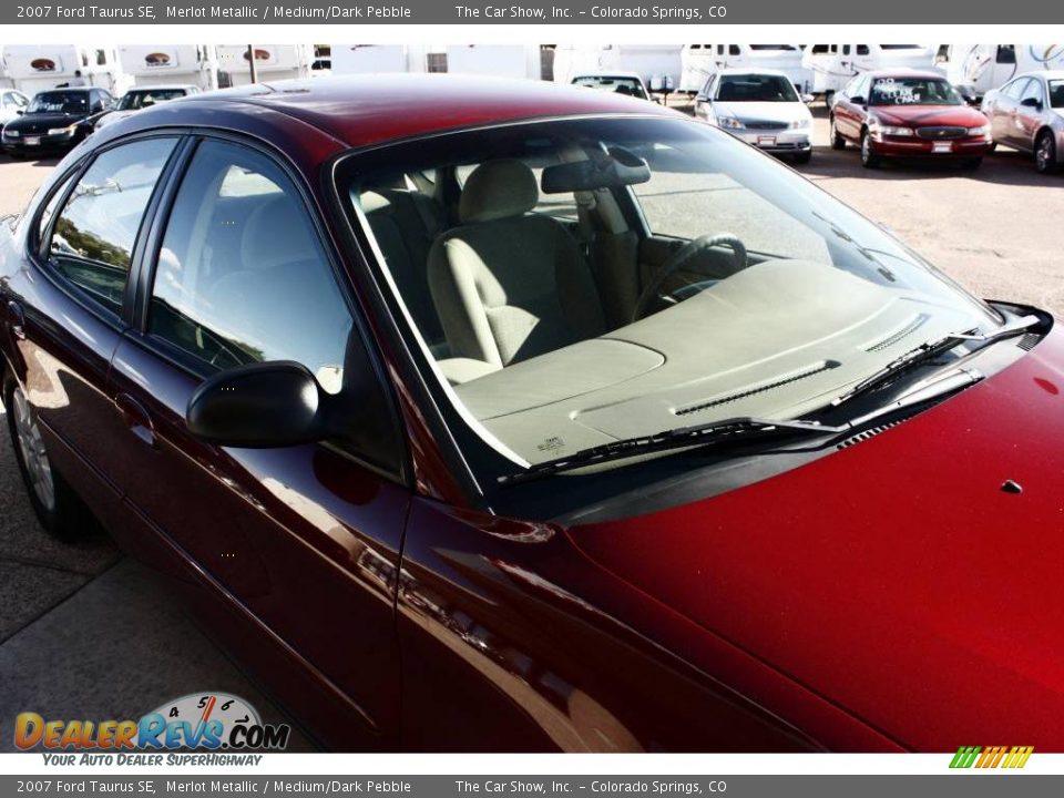 2007 Ford Taurus SE Merlot Metallic / Medium/Dark Pebble Photo #15