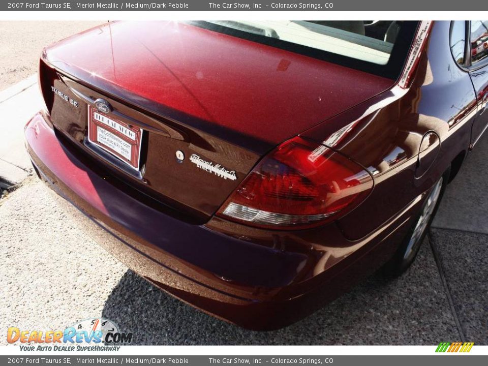 2007 Ford Taurus SE Merlot Metallic / Medium/Dark Pebble Photo #16