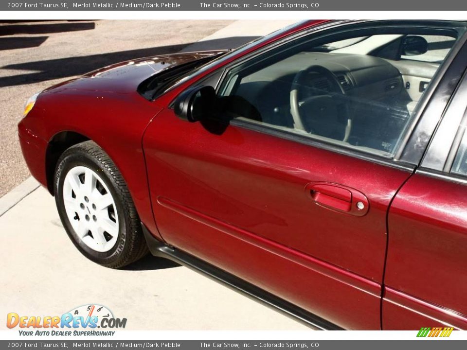 2007 Ford Taurus SE Merlot Metallic / Medium/Dark Pebble Photo #18