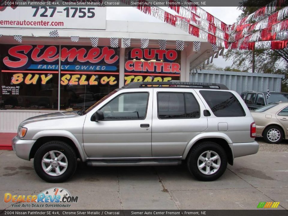 2004 Nissan Pathfinder SE 4x4 Chrome Silver Metallic / Charcoal Photo #1