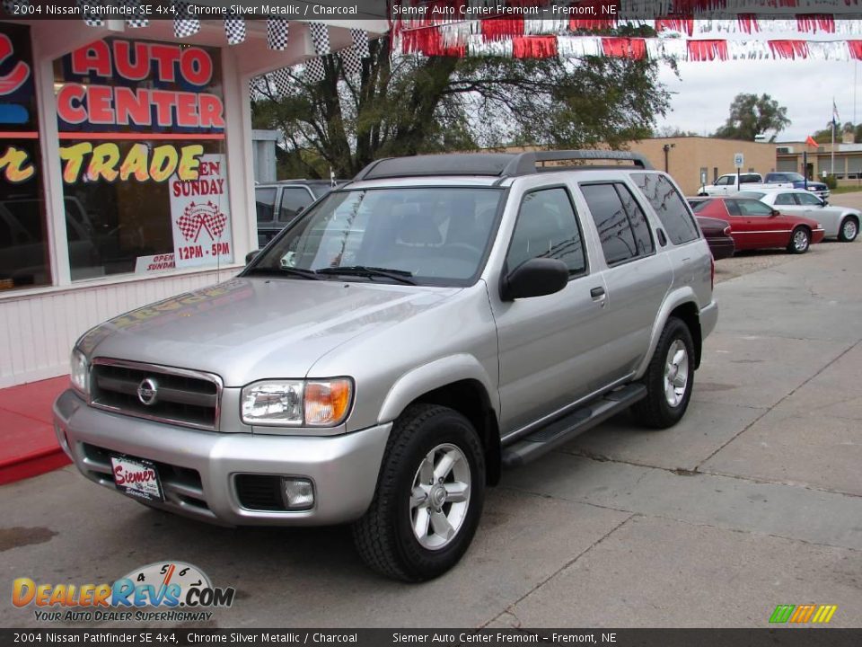 2004 Nissan Pathfinder SE 4x4 Chrome Silver Metallic / Charcoal Photo #2