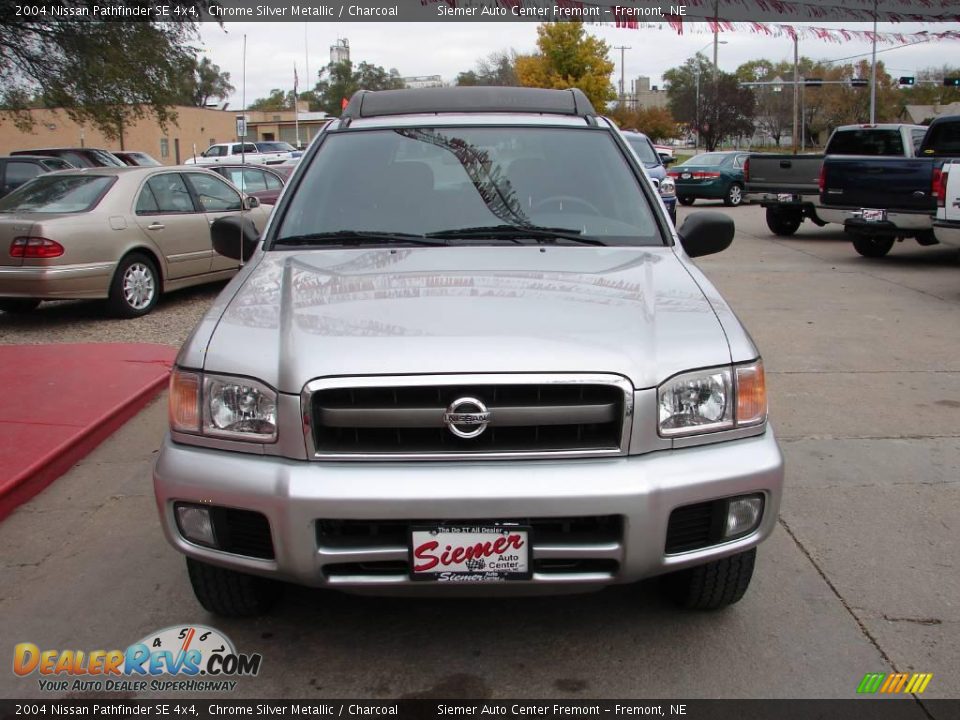 2004 Nissan Pathfinder SE 4x4 Chrome Silver Metallic / Charcoal Photo #3