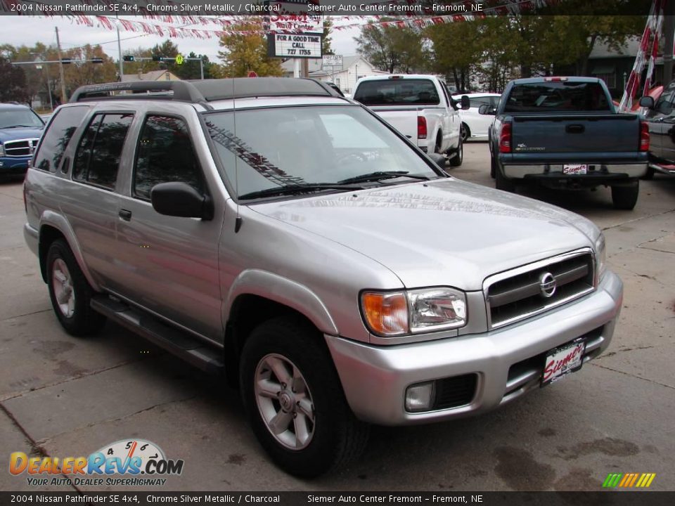 2004 Nissan Pathfinder SE 4x4 Chrome Silver Metallic / Charcoal Photo #4