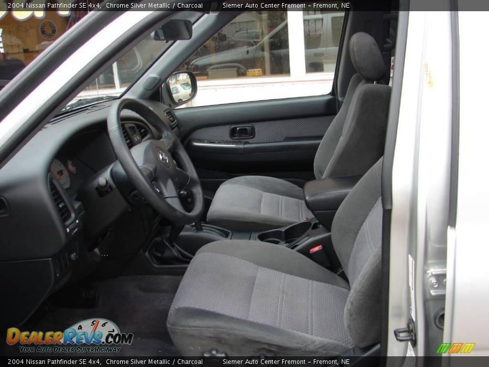 2004 Nissan Pathfinder SE 4x4 Chrome Silver Metallic / Charcoal Photo #5