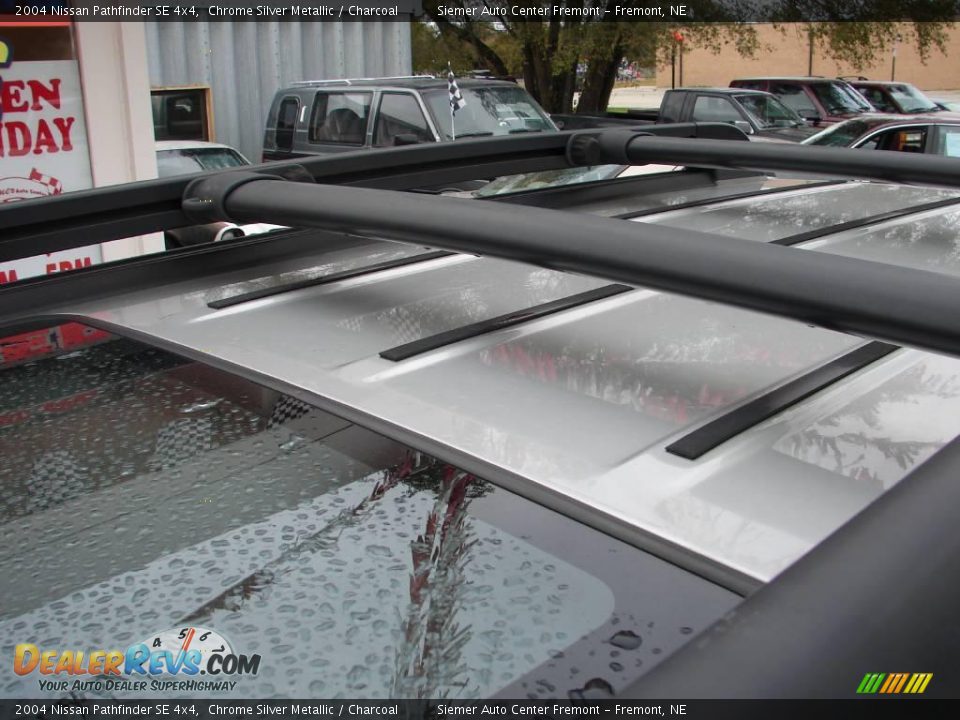 2004 Nissan Pathfinder SE 4x4 Chrome Silver Metallic / Charcoal Photo #6