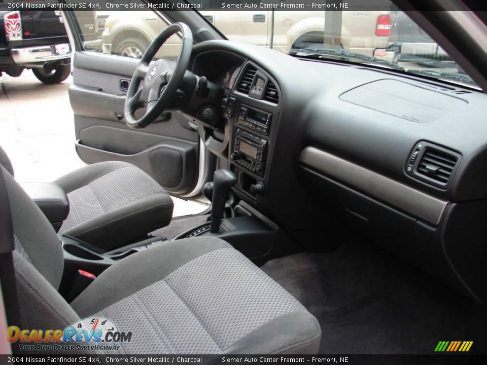 2004 Nissan Pathfinder SE 4x4 Chrome Silver Metallic / Charcoal Photo #7