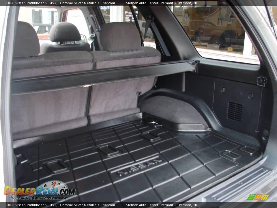 2004 Nissan Pathfinder SE 4x4 Chrome Silver Metallic / Charcoal Photo #8