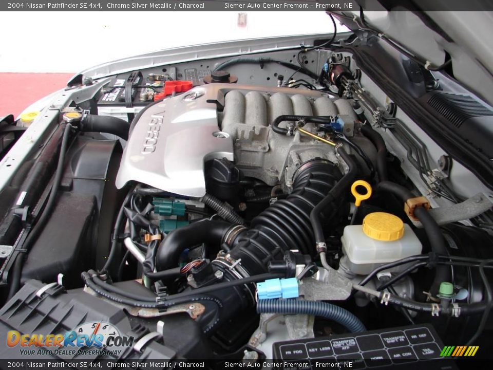 2004 Nissan Pathfinder SE 4x4 Chrome Silver Metallic / Charcoal Photo #10