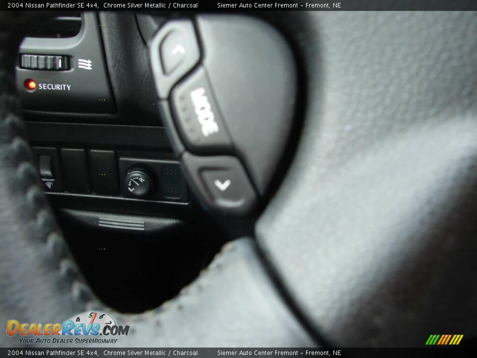 2004 Nissan Pathfinder SE 4x4 Chrome Silver Metallic / Charcoal Photo #13