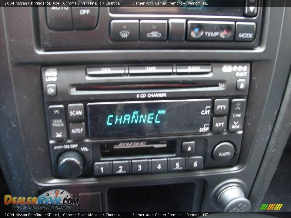 2004 Nissan Pathfinder SE 4x4 Chrome Silver Metallic / Charcoal Photo #14