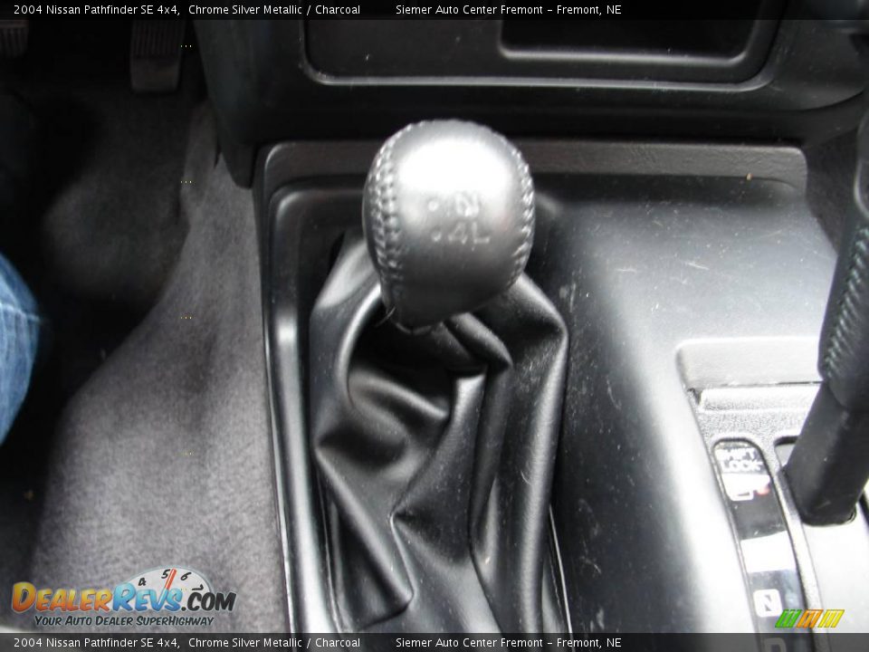 2004 Nissan Pathfinder SE 4x4 Chrome Silver Metallic / Charcoal Photo #15