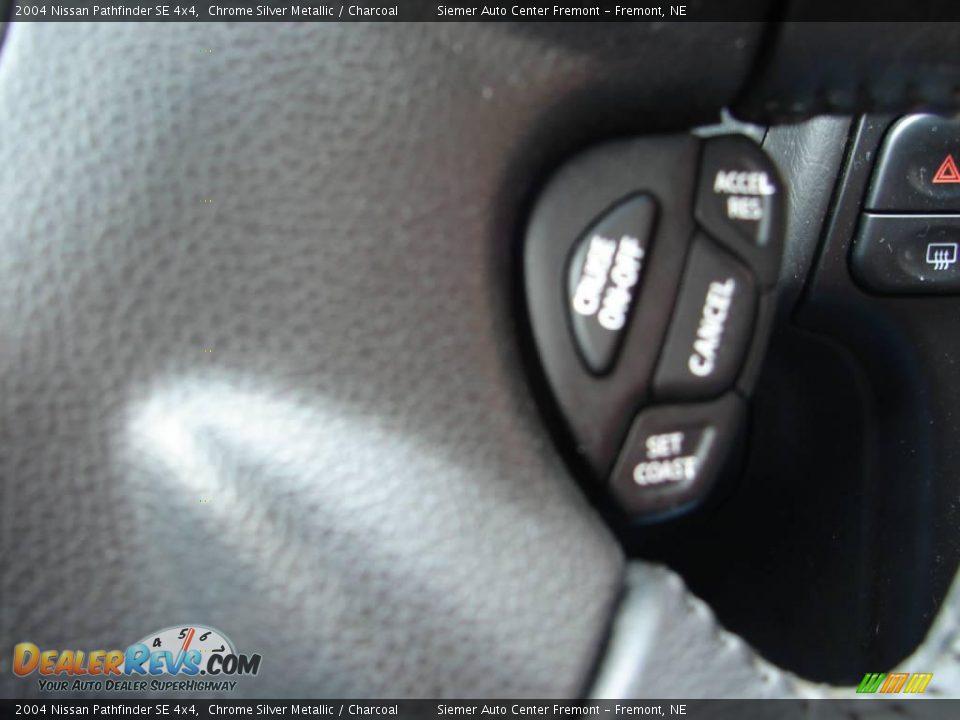 2004 Nissan Pathfinder SE 4x4 Chrome Silver Metallic / Charcoal Photo #16