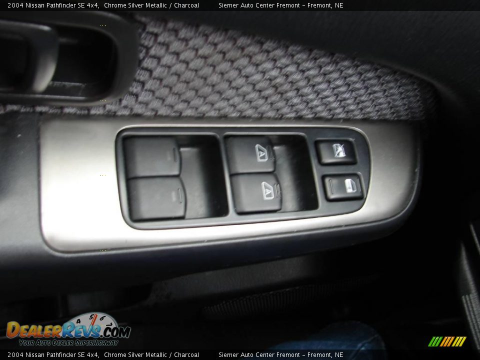 2004 Nissan Pathfinder SE 4x4 Chrome Silver Metallic / Charcoal Photo #17