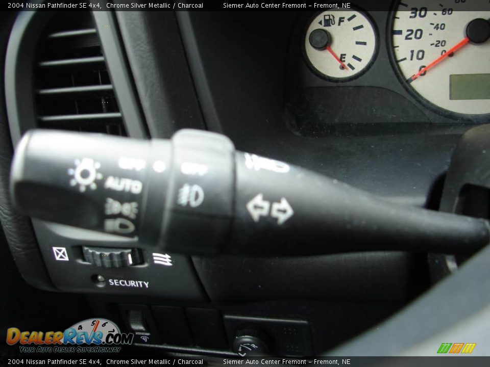 2004 Nissan Pathfinder SE 4x4 Chrome Silver Metallic / Charcoal Photo #18