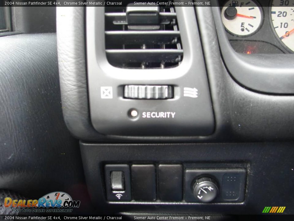 2004 Nissan Pathfinder SE 4x4 Chrome Silver Metallic / Charcoal Photo #19