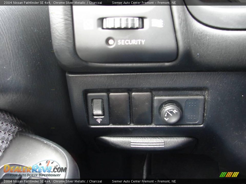 2004 Nissan Pathfinder SE 4x4 Chrome Silver Metallic / Charcoal Photo #20