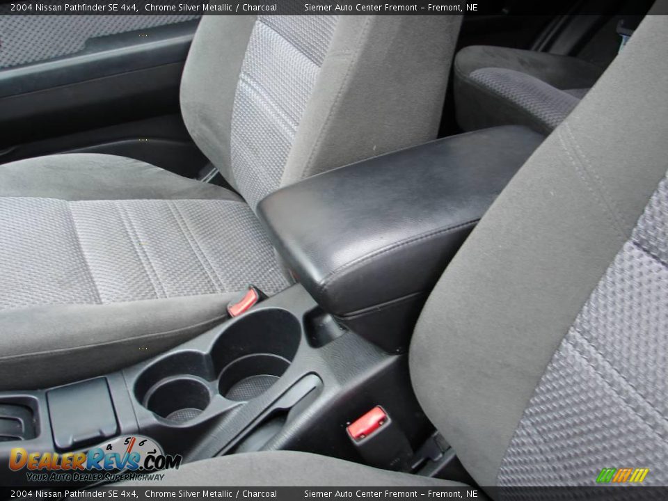 2004 Nissan Pathfinder SE 4x4 Chrome Silver Metallic / Charcoal Photo #21