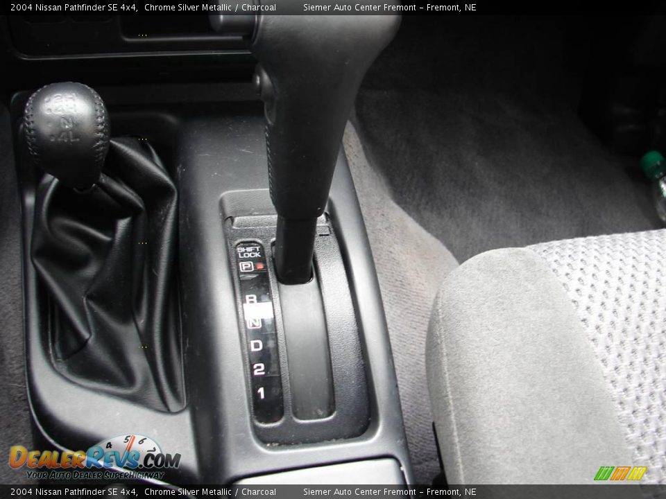 2004 Nissan Pathfinder SE 4x4 Chrome Silver Metallic / Charcoal Photo #23