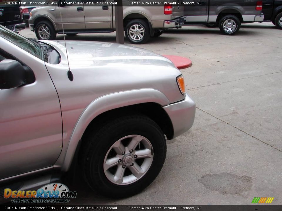 2004 Nissan Pathfinder SE 4x4 Chrome Silver Metallic / Charcoal Photo #26