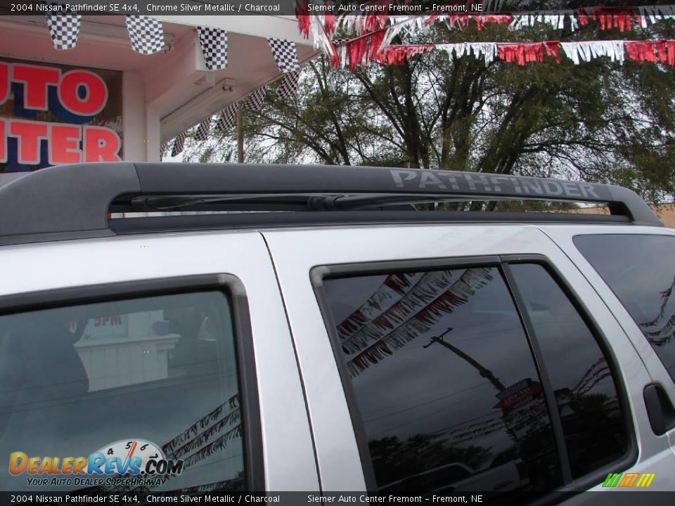 2004 Nissan Pathfinder SE 4x4 Chrome Silver Metallic / Charcoal Photo #27