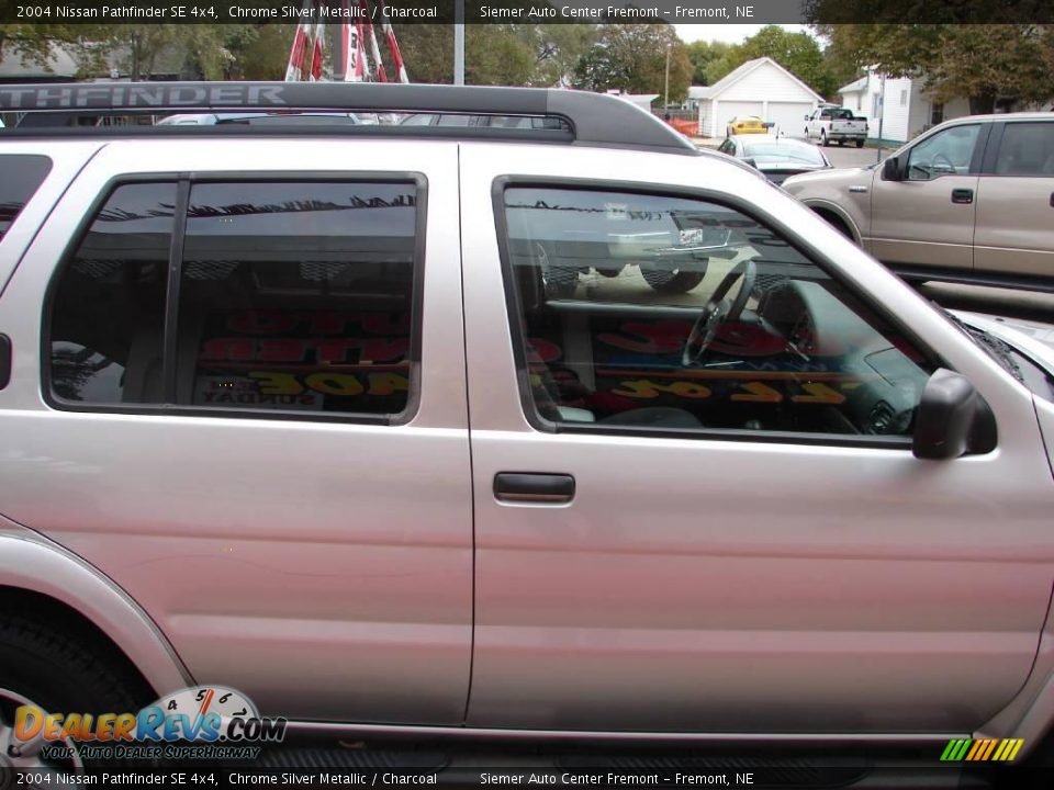 2004 Nissan Pathfinder SE 4x4 Chrome Silver Metallic / Charcoal Photo #28