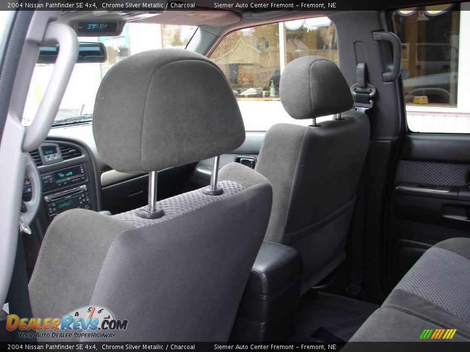 2004 Nissan Pathfinder SE 4x4 Chrome Silver Metallic / Charcoal Photo #29