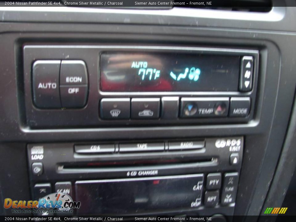 2004 Nissan Pathfinder SE 4x4 Chrome Silver Metallic / Charcoal Photo #32