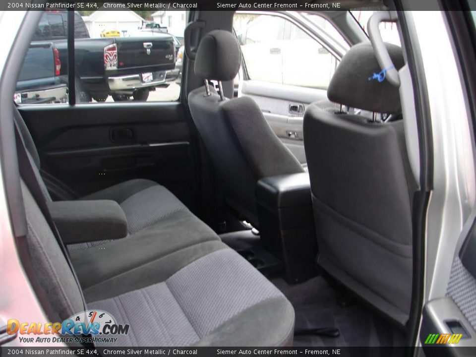 2004 Nissan Pathfinder SE 4x4 Chrome Silver Metallic / Charcoal Photo #33