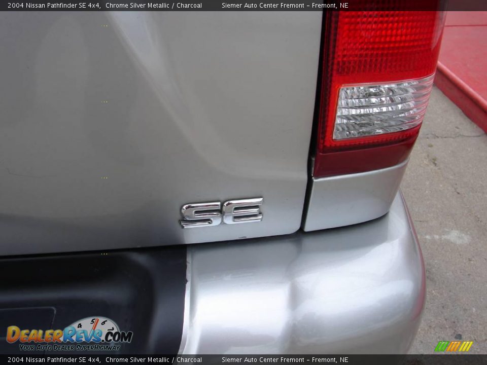 2004 Nissan Pathfinder SE 4x4 Chrome Silver Metallic / Charcoal Photo #34