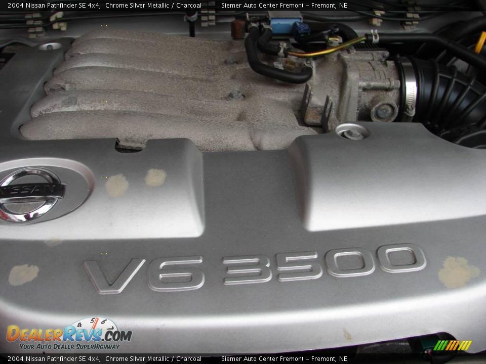 2004 Nissan Pathfinder SE 4x4 Chrome Silver Metallic / Charcoal Photo #35
