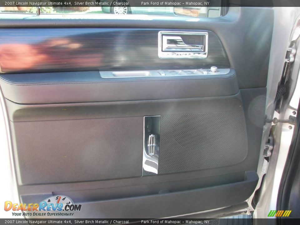 2007 Lincoln Navigator Ultimate 4x4 Silver Birch Metallic / Charcoal Photo #12