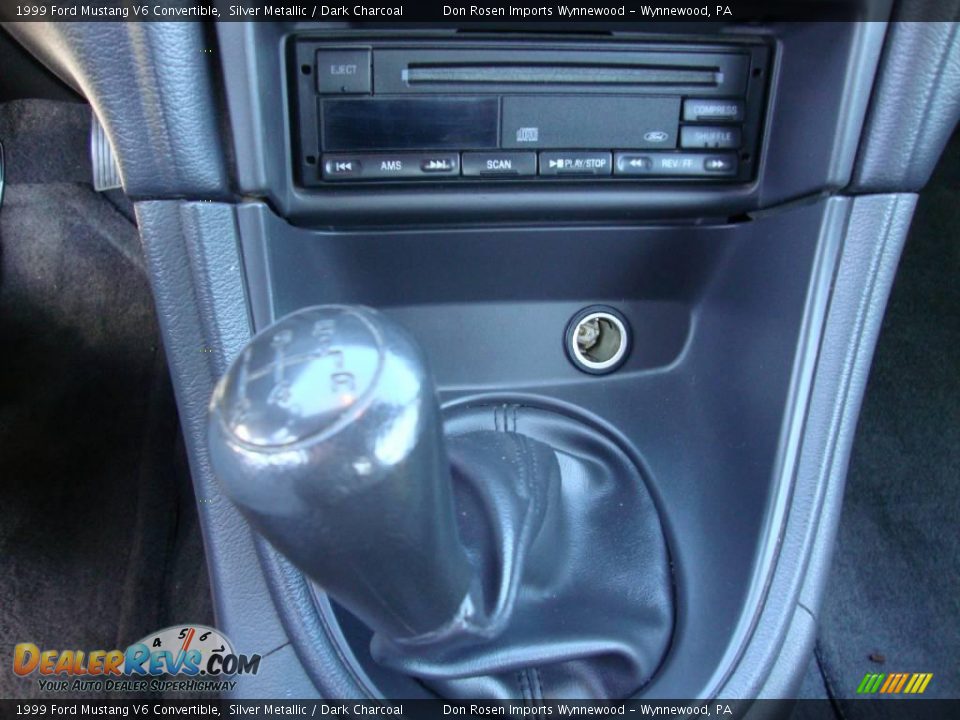 1999 Ford Mustang V6 Convertible Silver Metallic / Dark Charcoal Photo #35