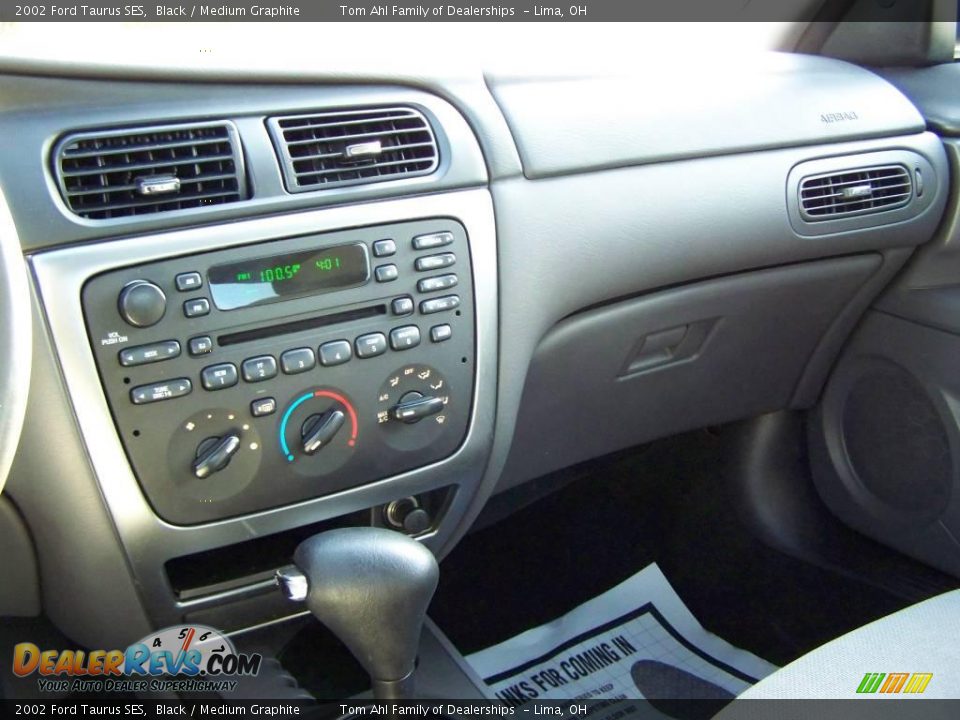 2002 Ford Taurus SES Black / Medium Graphite Photo #18