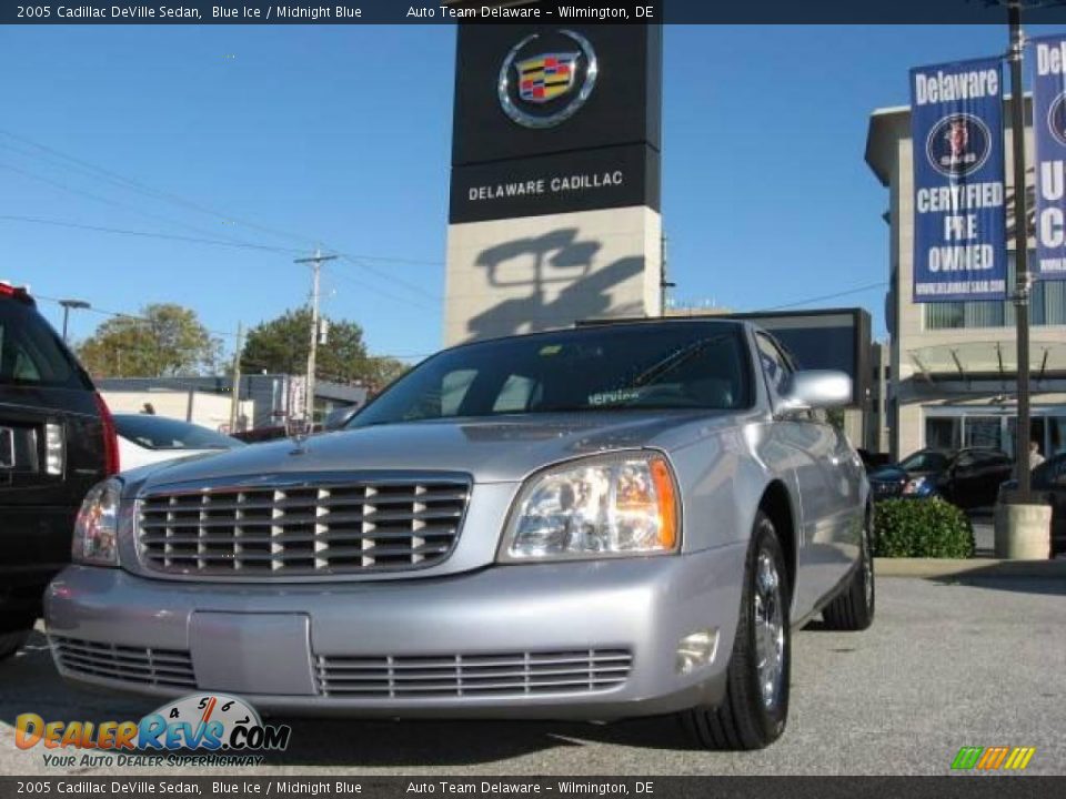 2005 Cadillac DeVille Sedan Blue Ice / Midnight Blue Photo #9