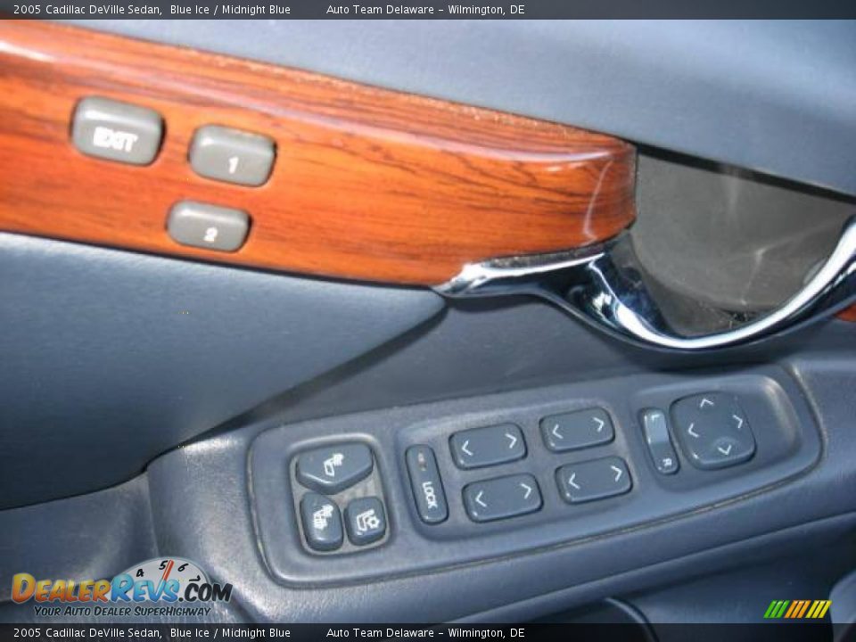 2005 Cadillac DeVille Sedan Blue Ice / Midnight Blue Photo #13