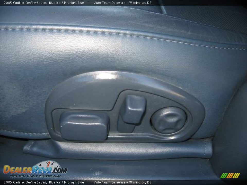 2005 Cadillac DeVille Sedan Blue Ice / Midnight Blue Photo #14