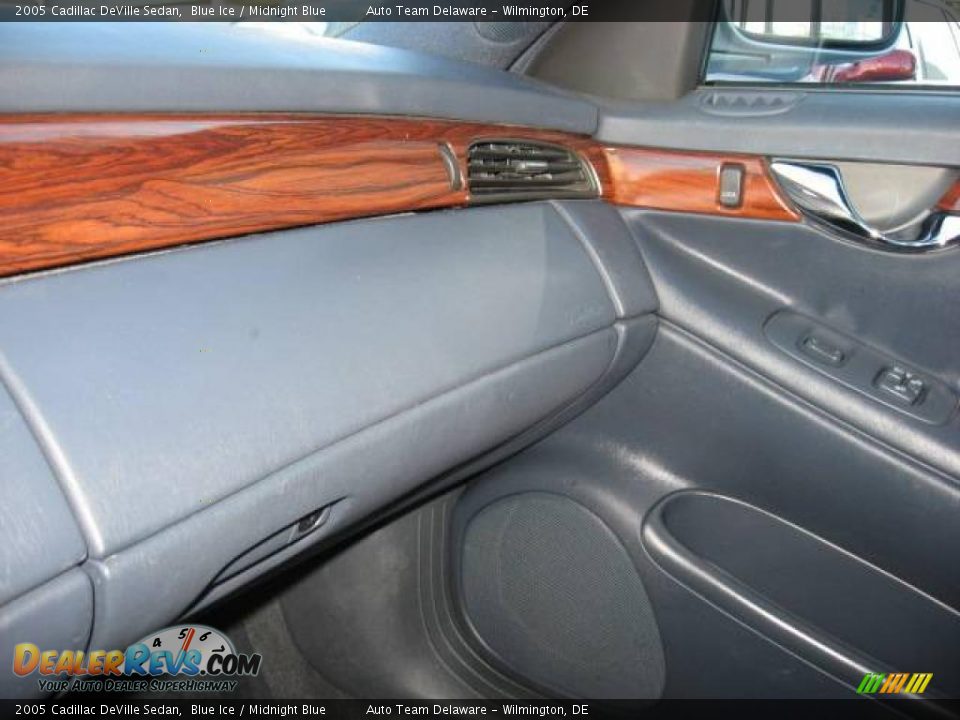 2005 Cadillac DeVille Sedan Blue Ice / Midnight Blue Photo #19