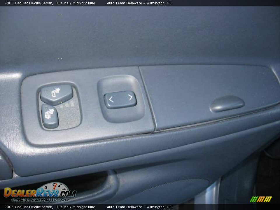 2005 Cadillac DeVille Sedan Blue Ice / Midnight Blue Photo #22