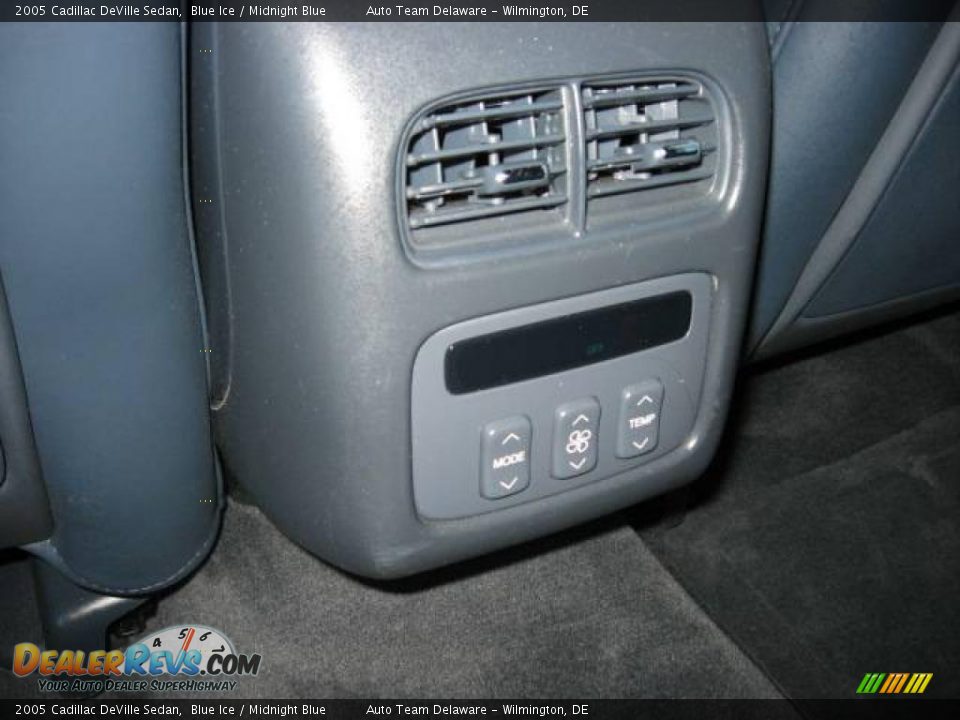 2005 Cadillac DeVille Sedan Blue Ice / Midnight Blue Photo #23
