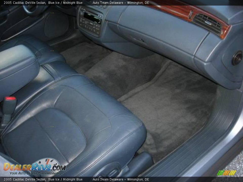 2005 Cadillac DeVille Sedan Blue Ice / Midnight Blue Photo #24