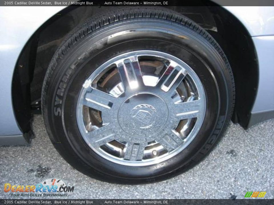 2005 Cadillac DeVille Sedan Blue Ice / Midnight Blue Photo #28