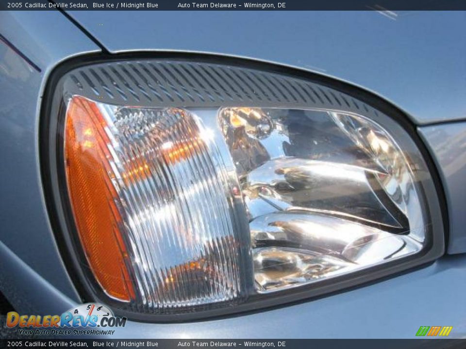 2005 Cadillac DeVille Sedan Blue Ice / Midnight Blue Photo #29