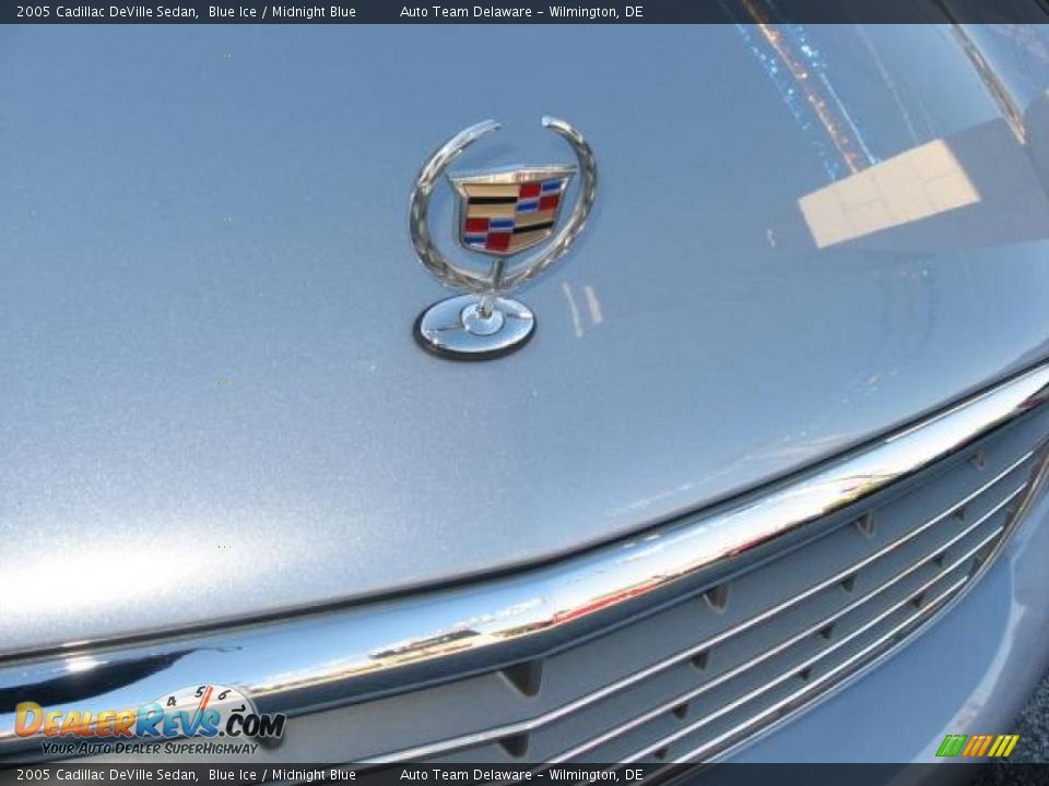2005 Cadillac DeVille Sedan Blue Ice / Midnight Blue Photo #30