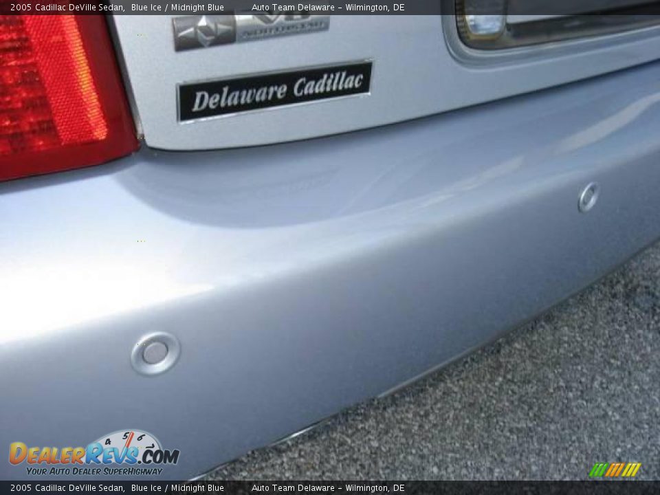2005 Cadillac DeVille Sedan Blue Ice / Midnight Blue Photo #32