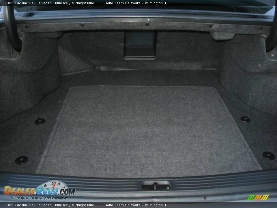 2005 Cadillac DeVille Sedan Blue Ice / Midnight Blue Photo #34