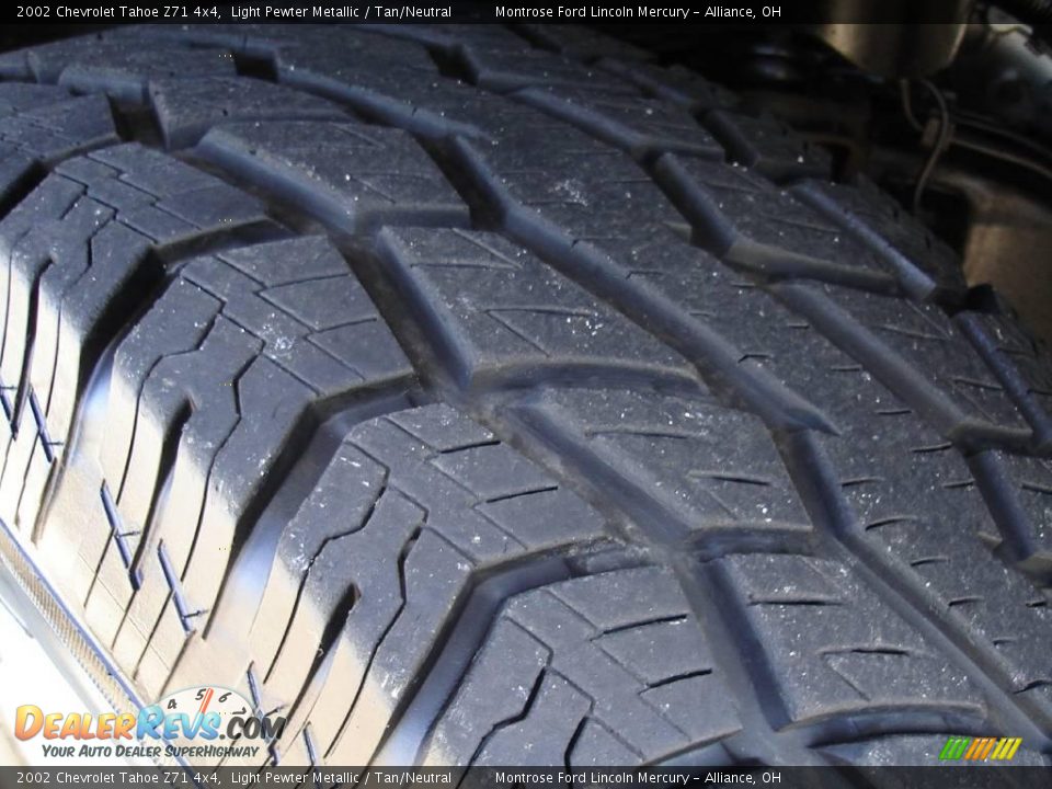 2002 Chevrolet Tahoe Z71 4x4 Light Pewter Metallic / Tan/Neutral Photo #10