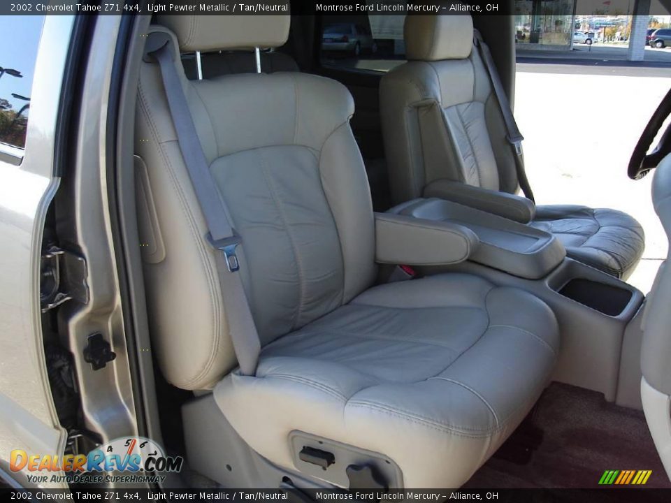 2002 Chevrolet Tahoe Z71 4x4 Light Pewter Metallic / Tan/Neutral Photo #15