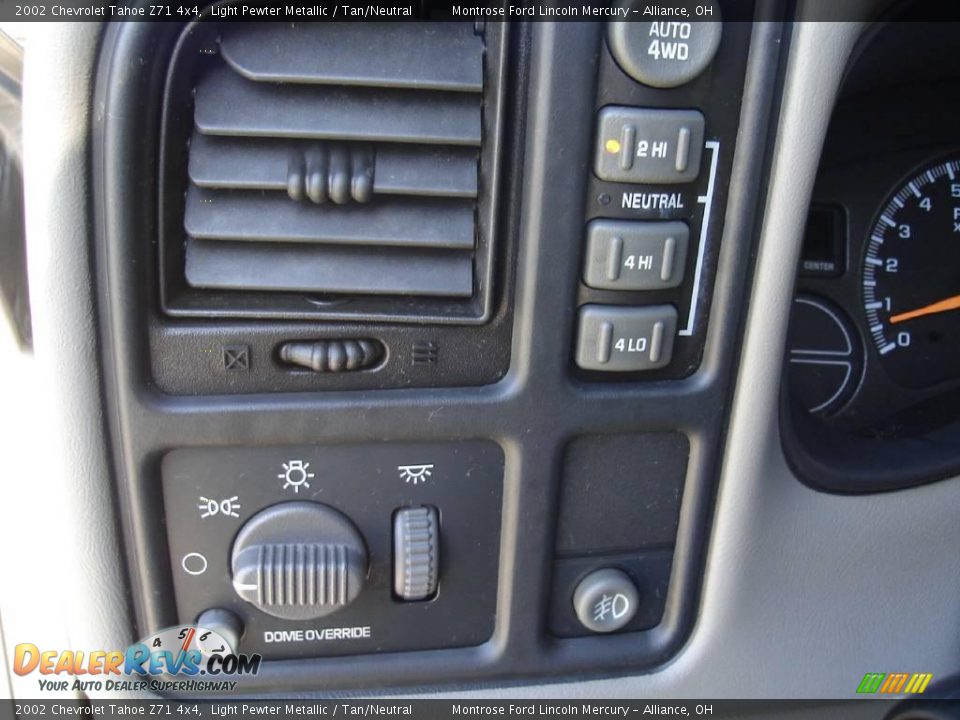2002 Chevrolet Tahoe Z71 4x4 Light Pewter Metallic / Tan/Neutral Photo #32