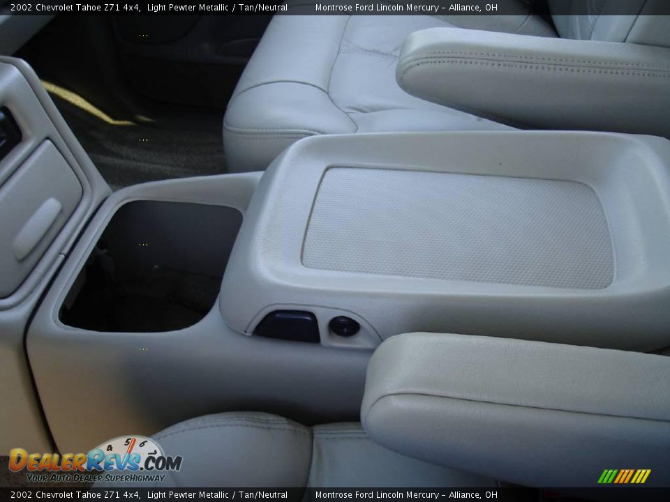 2002 Chevrolet Tahoe Z71 4x4 Light Pewter Metallic / Tan/Neutral Photo #35